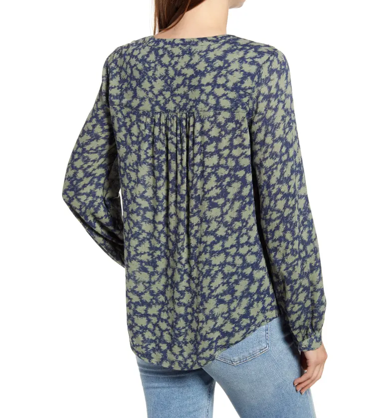  Caslon V-Neck Long Sleeve Crinkle Crepe Shirt_GREEN- NAVY IKAT ANIMAL