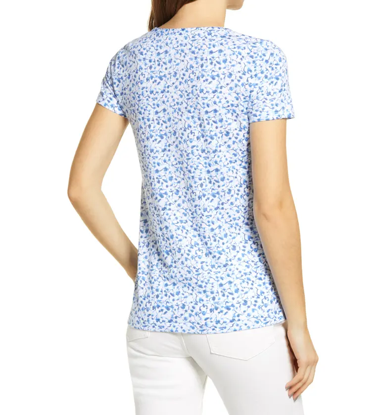  Caslon Rounded V-Neck T-Shirt_WHITE- BLUE PEBBLE PRINT