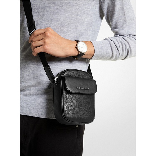 마이클코어스 Michael Kors Mens Hudson Pebbled Leather Smartphone Crossbody Bag
