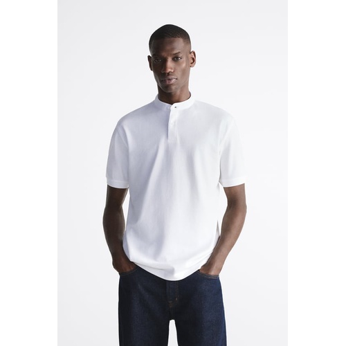 자라 Zara Band collar shirt with front button closure and short sleeves. Side vents at hem.