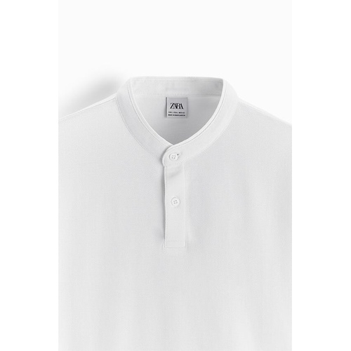 자라 Zara Band collar shirt with front button closure and short sleeves. Side vents at hem.