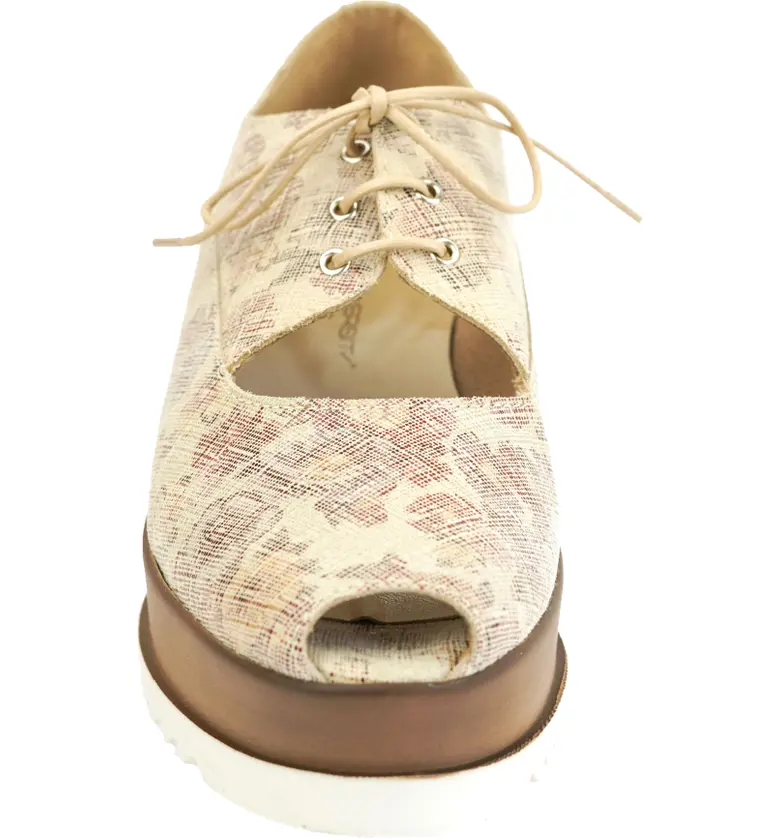  Unity in Diversity Iris Platform Oxford_FLORAL BEIGE