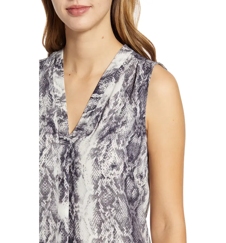  Vince Camuto Snake Print V-Neck Blouse_RICH BLACK