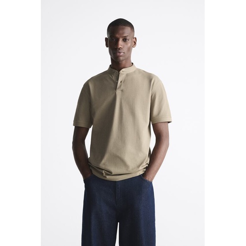 자라 Zara Band collar shirt with front button closure and short sleeves. Side vents at hem.