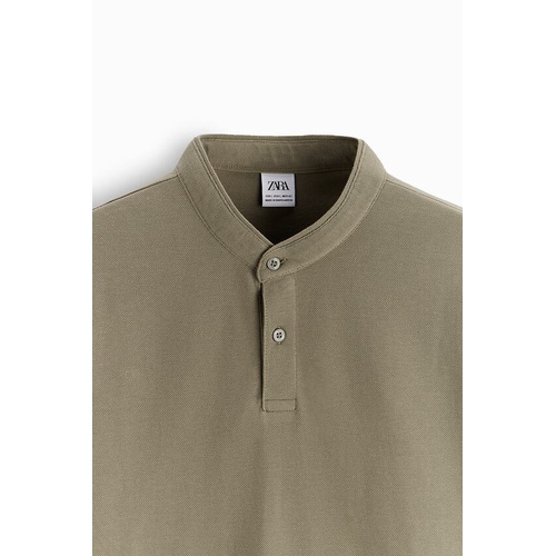 자라 Zara Band collar shirt with front button closure and short sleeves. Side vents at hem.