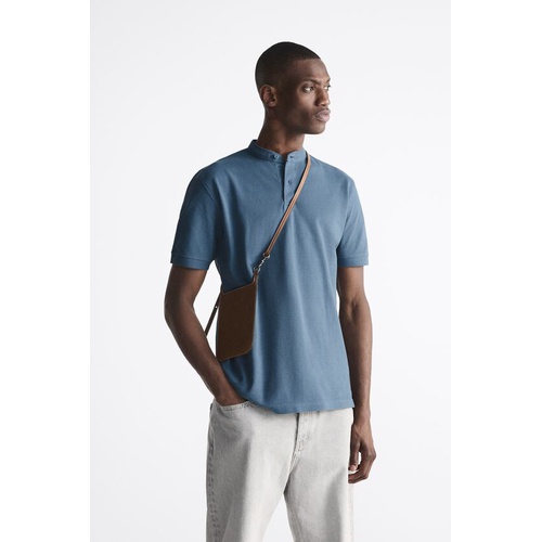 자라 Zara Band collar shirt with front button closure and short sleeves. Side vents at hem.