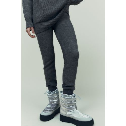 자라 Zara QUILTED ATHLETIC BOOTS